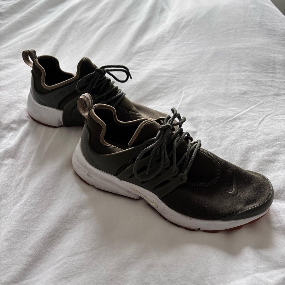 Nike Presto Green and White Sneakers with Cushioned Comfort